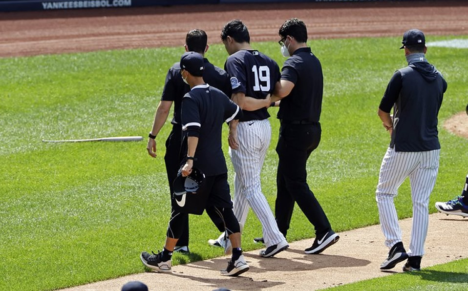 Tanaka fue atendido de inmediato por personal del equipo. (Foto: AP)