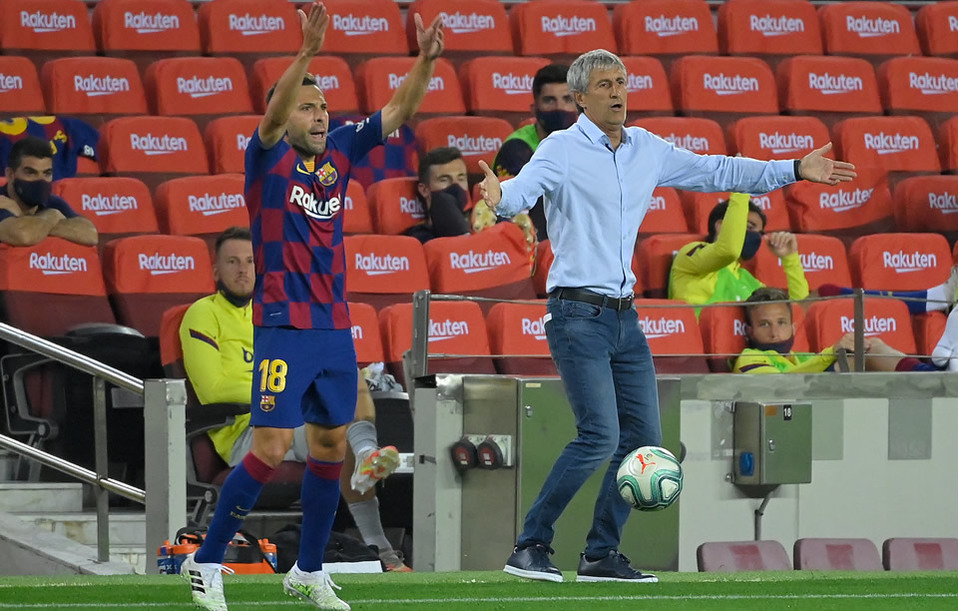 Jordi Alba en un juego del Barcelona con Quique Setién (FOTO: AFP)