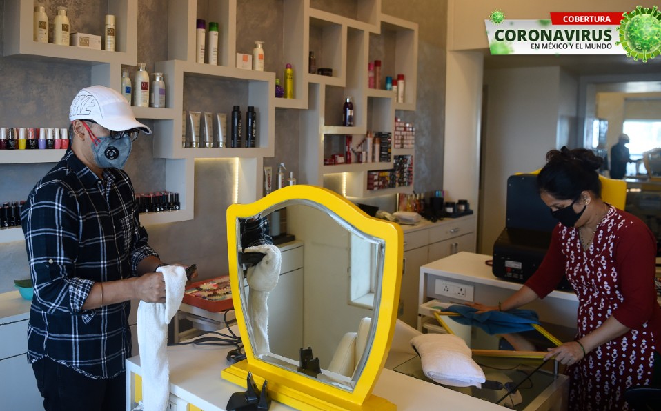 Dos productos Lysol fueron reconocidos como eficaces contra el coronavirus. Foto: AFP