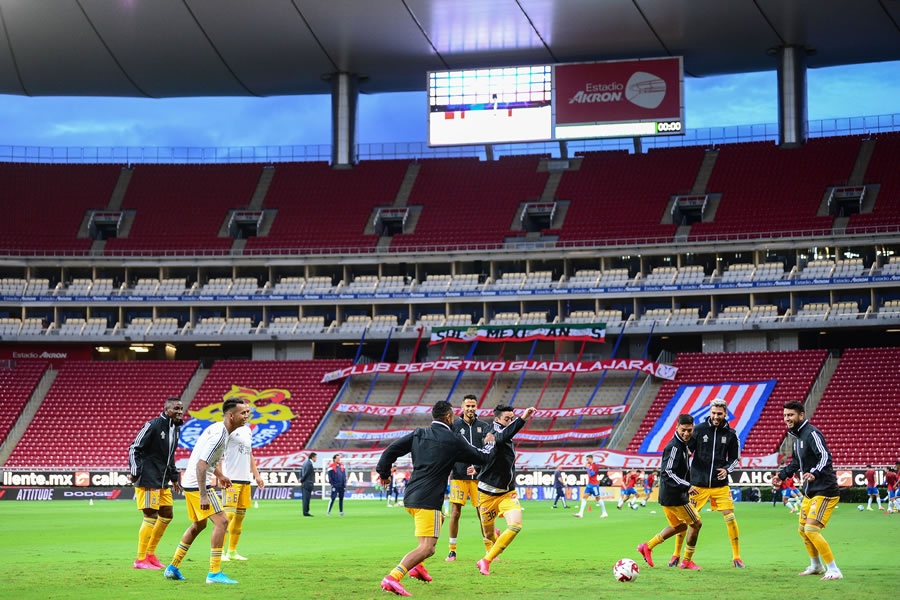 La barra de Chivas dejó sus trapos colgados en el Akron. (Mexsport)