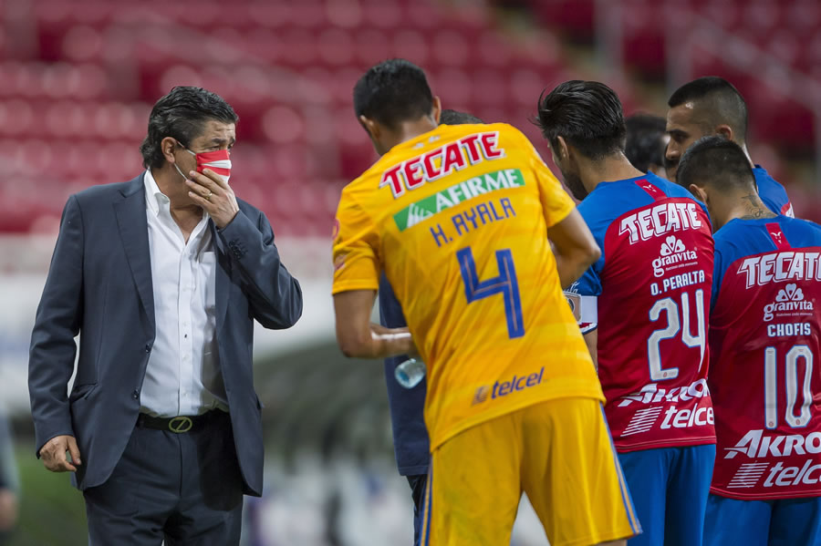 Luis Fernando Tena en diálogo con sus jugadores. (Mexsport)