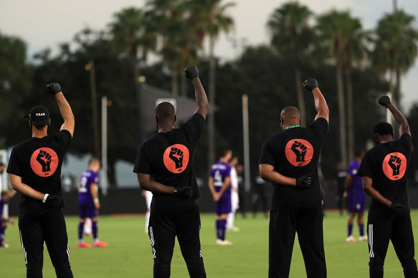 Los jugadores de Orlando y Miami estuvieron al centro del campo, el resto rodeándolos con el puño en alto.
