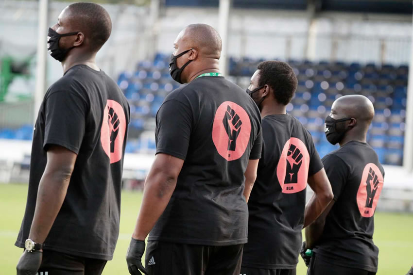 Las camisetas con el símbolo del puño negro en alto.