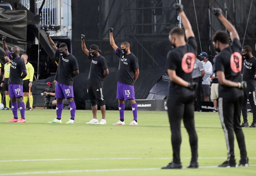 Orlando City (con short morado) fue el equipo que inauguró este miércoles el nuevo torneo de la MLS.