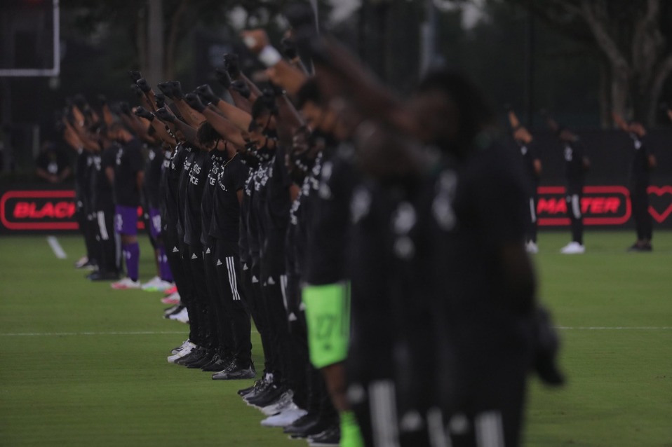 Unidos los jugadores de todos los clubes con el puño en alto por las muertes por racismo en EE.UU.