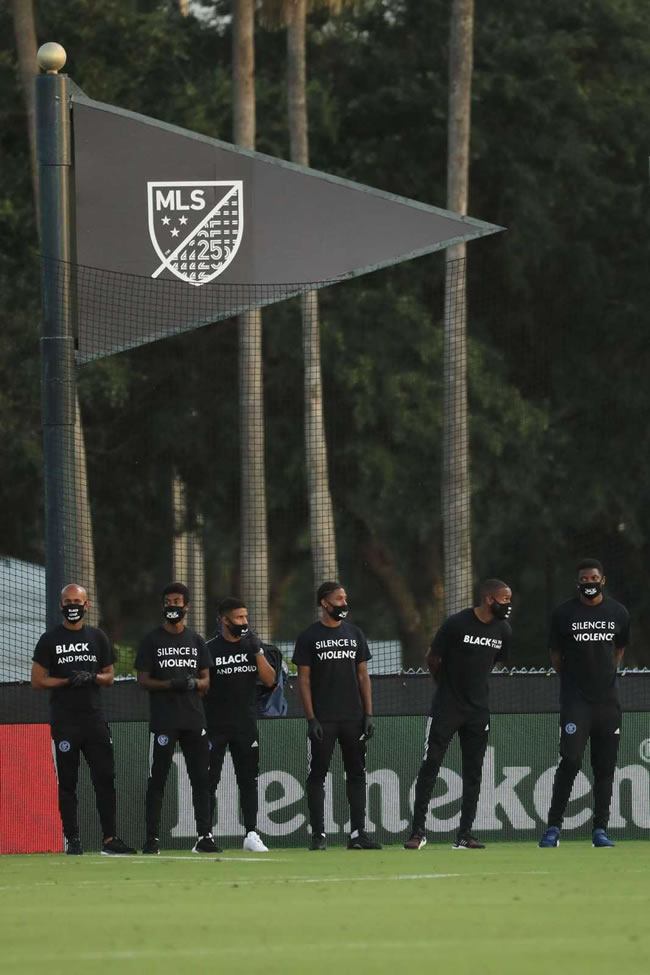 La MLS mostró su escudo y banderines en negro como señal de luto por las víctimas del racismo.