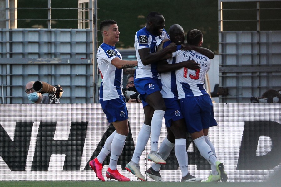 Los Dragones festejaron el triunfo ante el Tondel. FOTO: AFP.