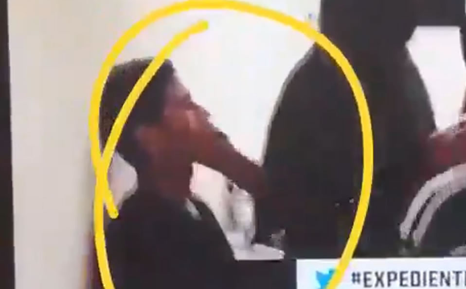 El jugador recibe la ayuda de una mujer previo al duelo (Captura)