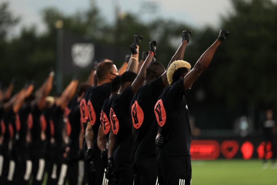 Las protestas contra el racismo continúan en todos los deportes estadounidenses. FOTO: AFP.