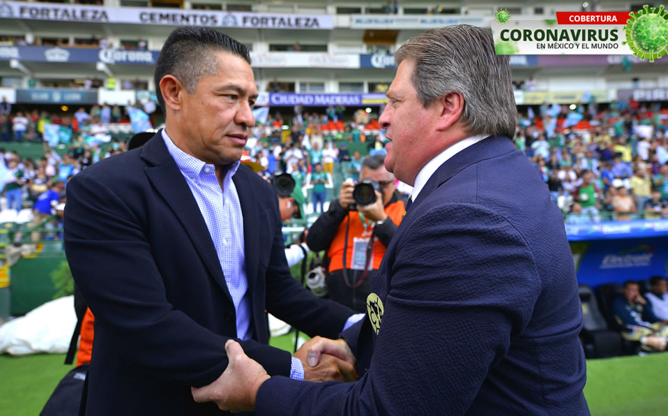 Ambriz y el Piojo Herrera se saludan previo a un juego (Imago7)