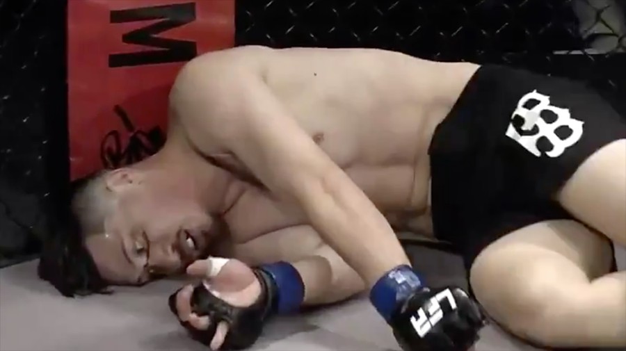 Boston tardó en recuperarse tras el fuerte impacto. FOTO: Captura de video @UFCFightPass.
