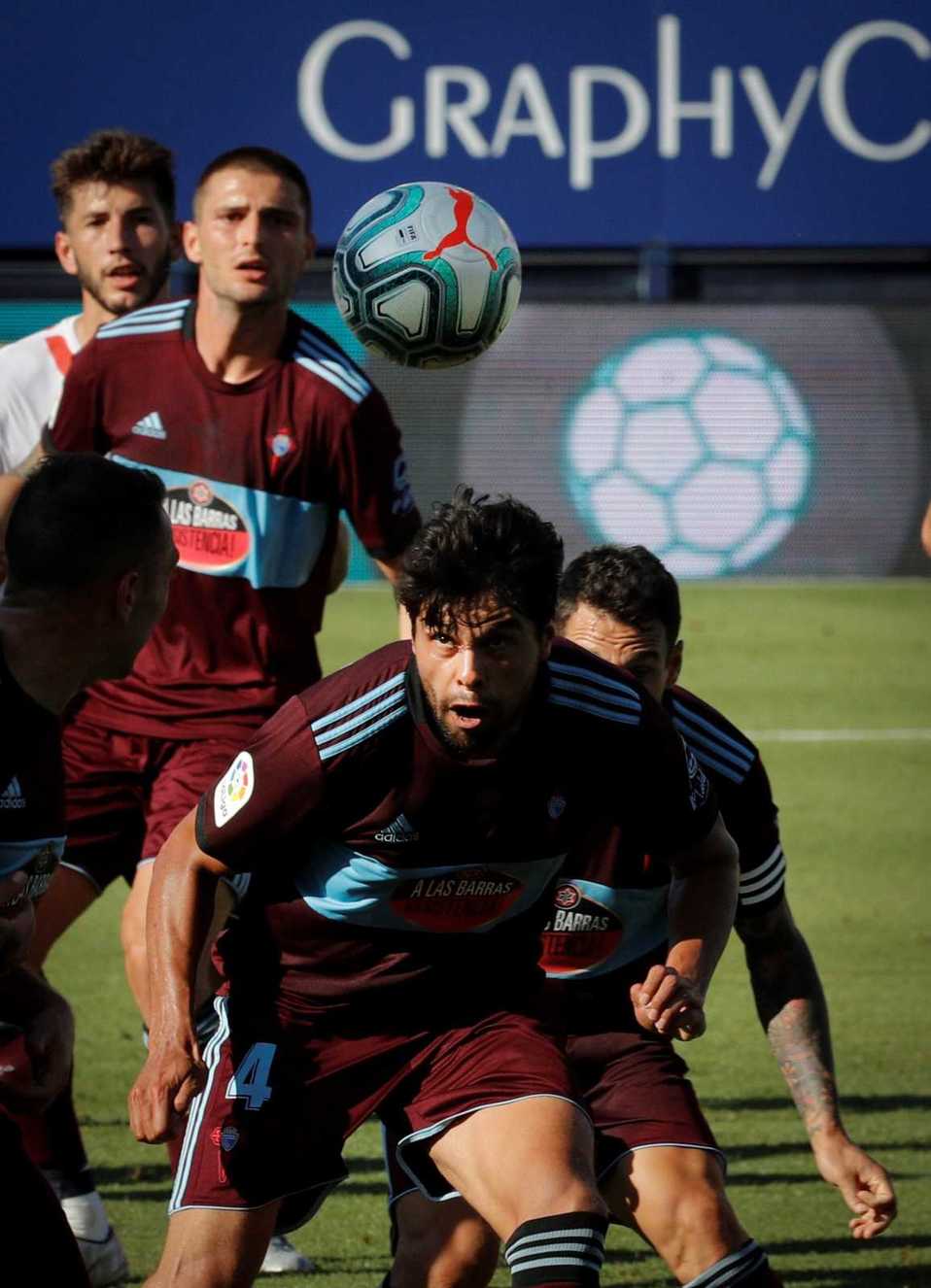 Araujo intenta cortar un centro en el duelo ante Osasuna. FOTO: EFE.