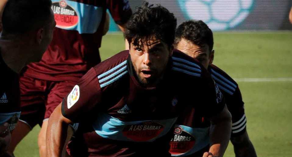 Araujo intenta cortar un centro en el duelo ante Osasuna. FOTO: EFE.