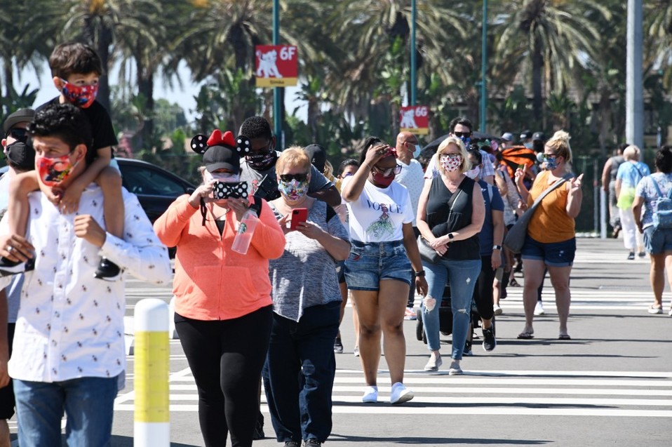 Las largas filas no se hicieron esperar con la reapertura de Disney. (Foto: AFP)