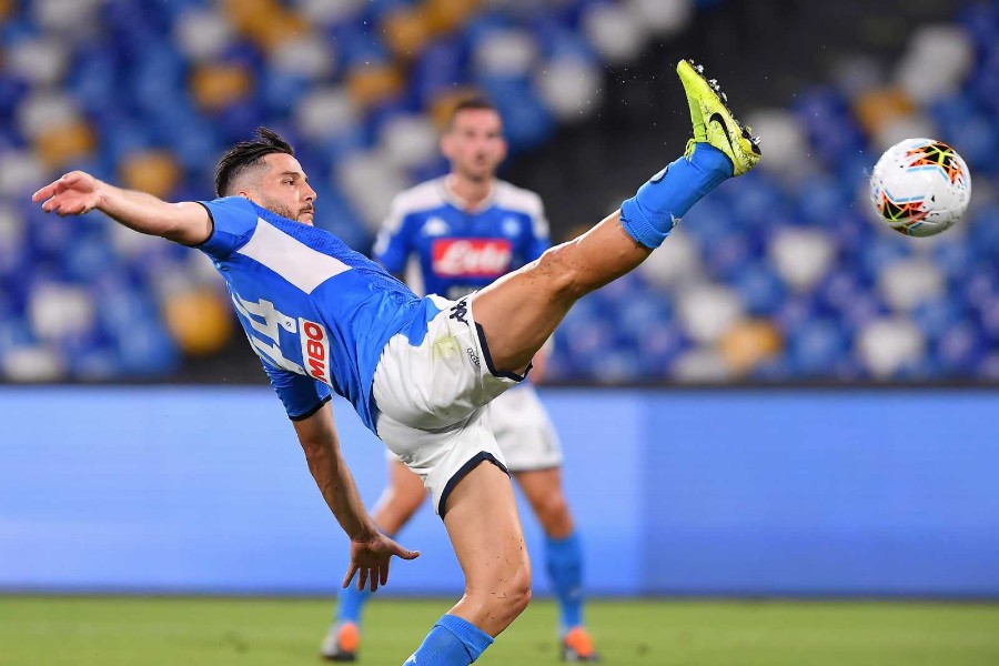 Manolas intenta controlar el esférico. FOTO: AP.