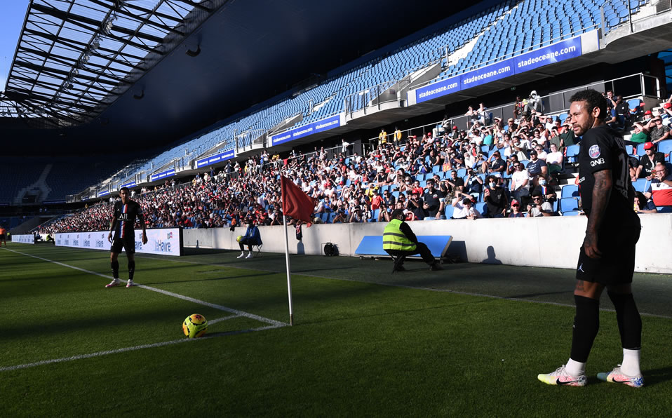 Neymar en la cancha del Le Havre, donde el PSG jugó este domingo con público. (AFP)