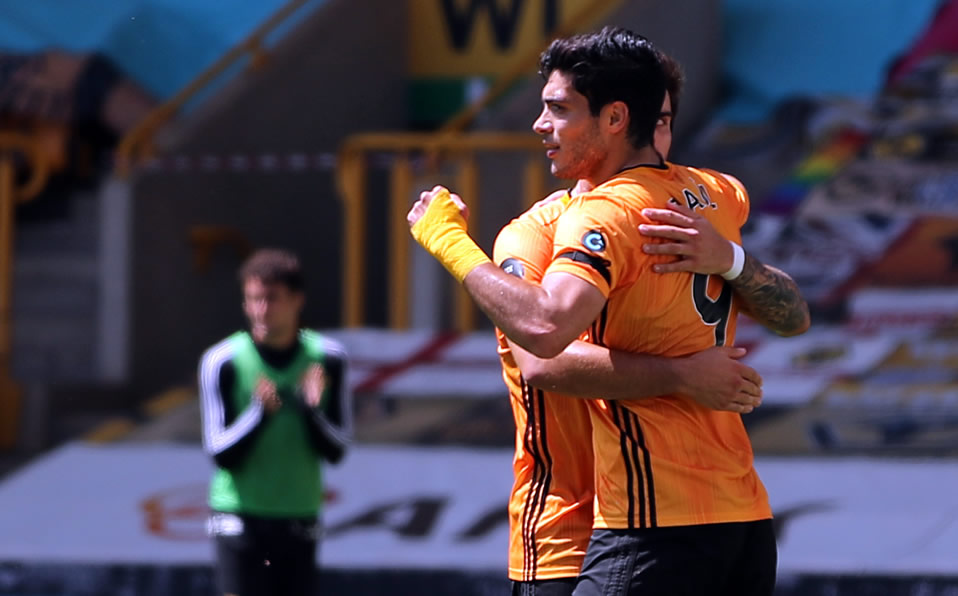 Raúl Jiménez celebra su gol. (Foto: AFP)