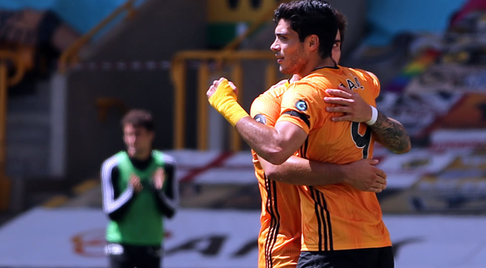 Raúl Jiménez celebra su gol. (Foto: AFP)