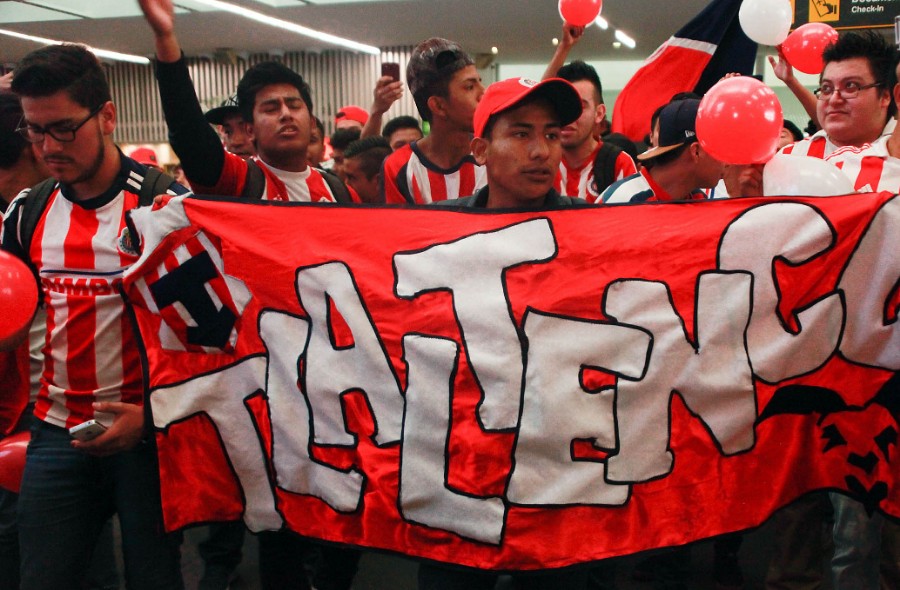 Los aficionados de Chivas suelen dar grandes recepciones al equipo cuando visita la CDMX. FOTO: Imago7.
