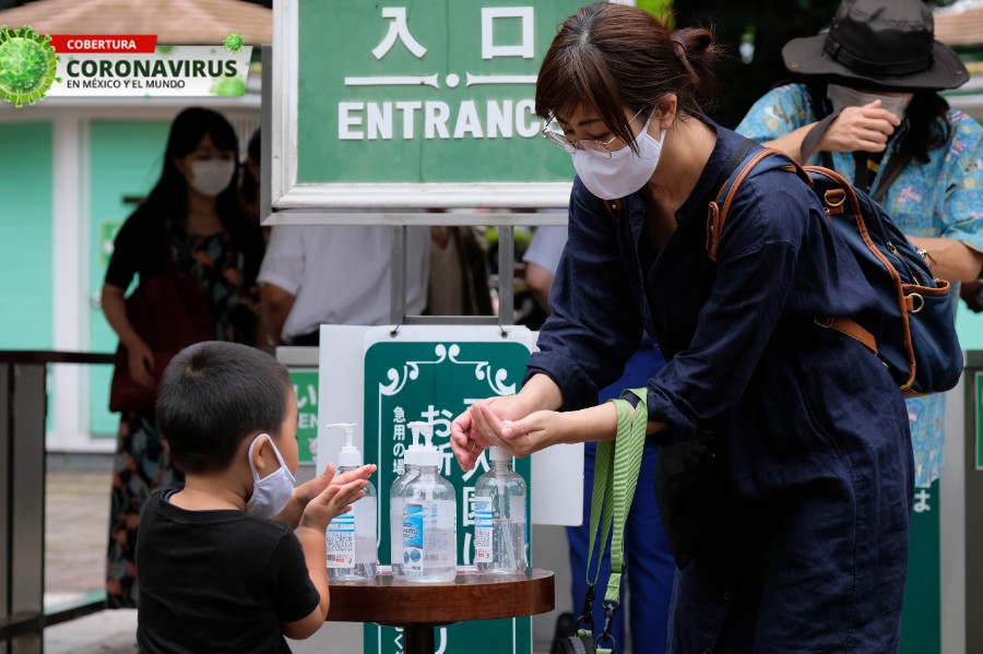 Los ciudadanos en Tokio, Japón, se mantienen en alerta ante la pandemia. FOTO: AFP.