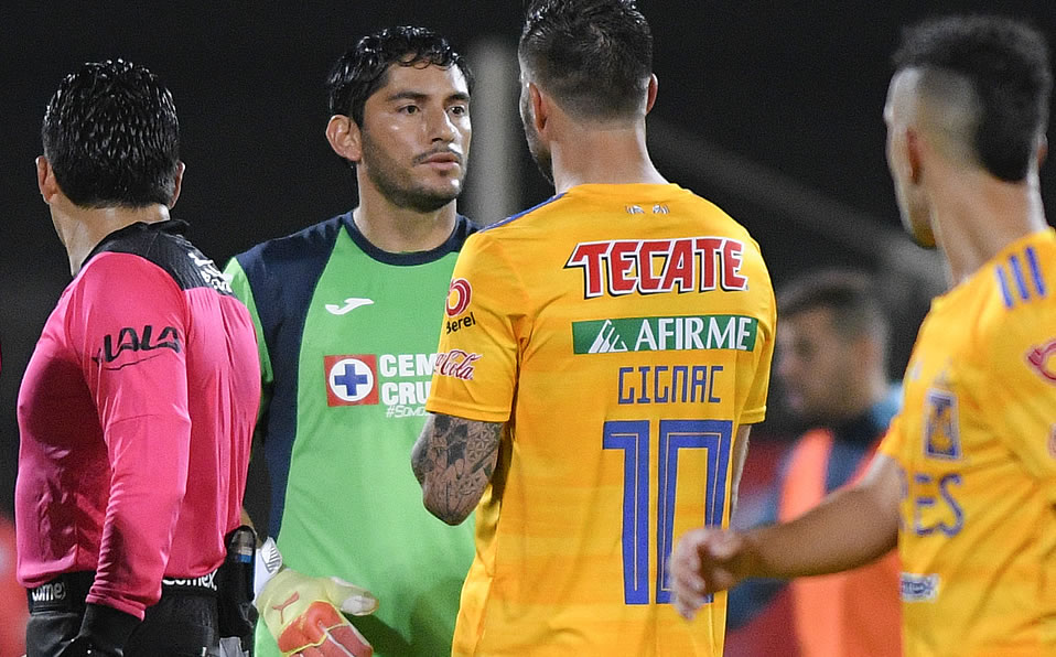 Jesús Corona salió de cambio tras encararse con Gignac en la Copa GNP por México. (Imago7)