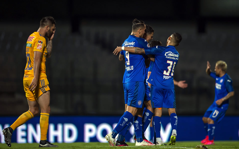 Los jugadores de Cruz Azul celebran, mientras Gignac se lamenta. (Foto: Mexsport)