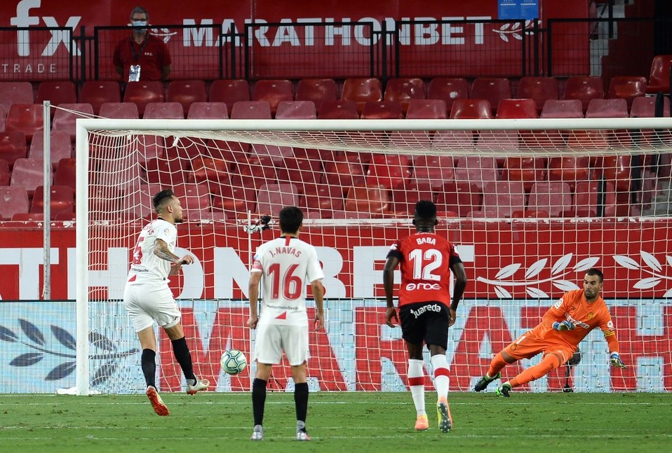 Lucas Ocampos cobró el penalti 145 de la temporada en LaLiga. (Foto: AFP)