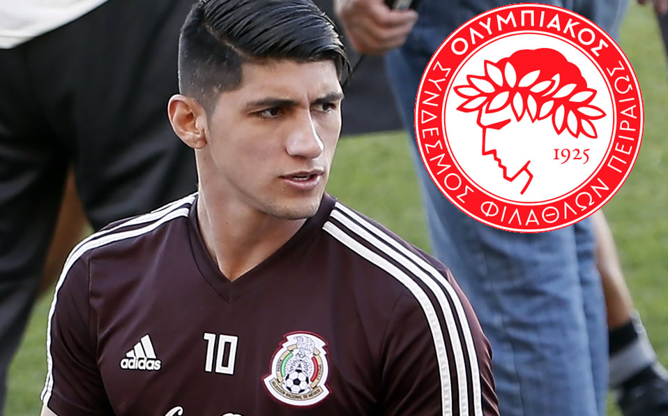 Alan Pulido: El único año que jugó en Olympiakos fue suficiente para obtener la Superliga Griega.