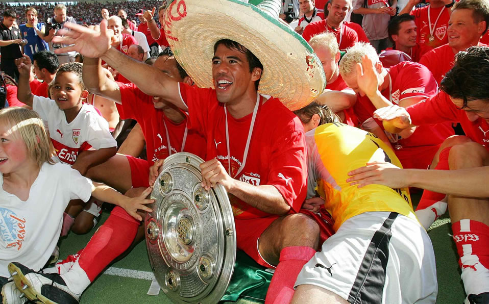 Pável Pardo: Capitán y considerado entre los 5 mejores jugadores de la Bundesliga en 2007 con el Stuttgart.