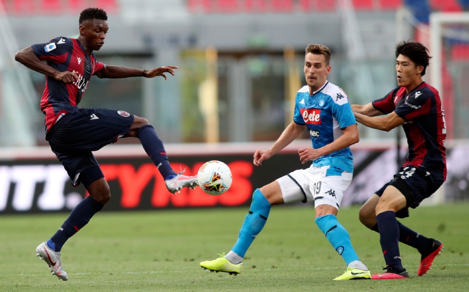 El Napoli del Chucky Lozano, quien jugó 61 minutos, se vio alcanzado por el Bologna. Foto: AP