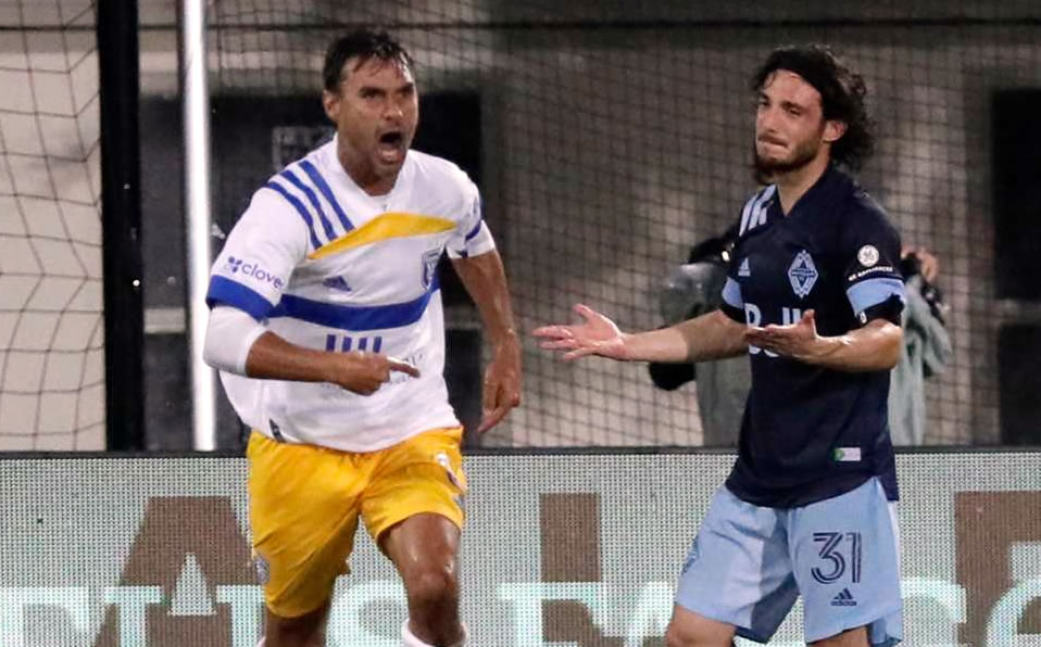 Oswaldo Alanís celebra su primer gol en MLS is Back con el San José Earthquakes. (AP)
