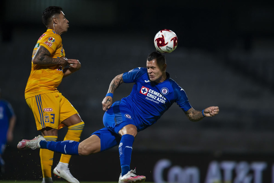 Caraglio entró de cambio pero solo tuvo este remate. (Foto: Mexsport)