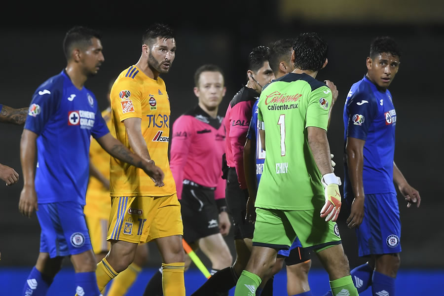Gignac tuvo un roce con Corona al medio tiempo. (Foto: Imago7)