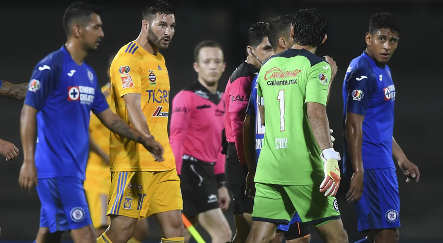 Gignac tuvo un roce con Corona al medio tiempo. (Foto: Imago7)
