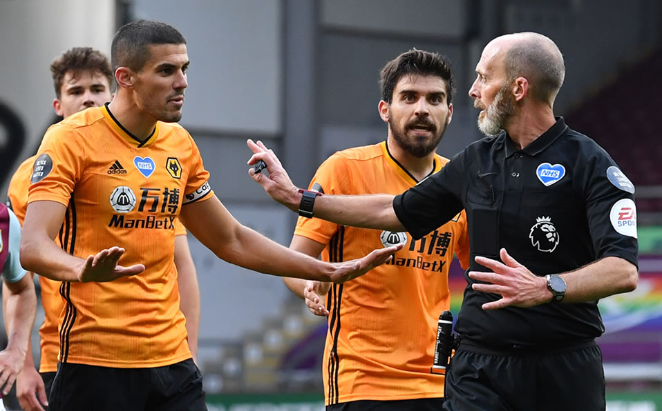 El irlandés Matt Doherty le reclamó con todo al silbante (AFP)
