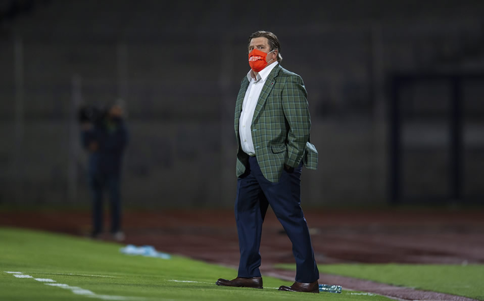 Miguel Herrera usó cubrebocas para el Clásico Nacional. (Foto: Mexsport)