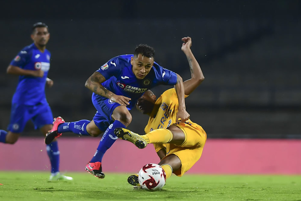 El partido se tornó ríspido por momentos. (Foto: Mexsport)