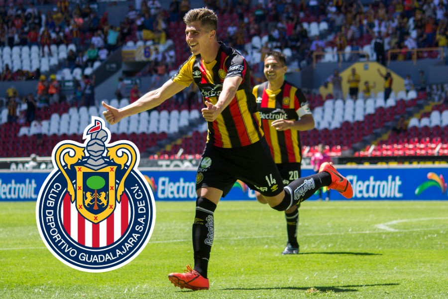 Adrián Villalobos era seguido de cerca por Peláez. FOTO: Mexsport.