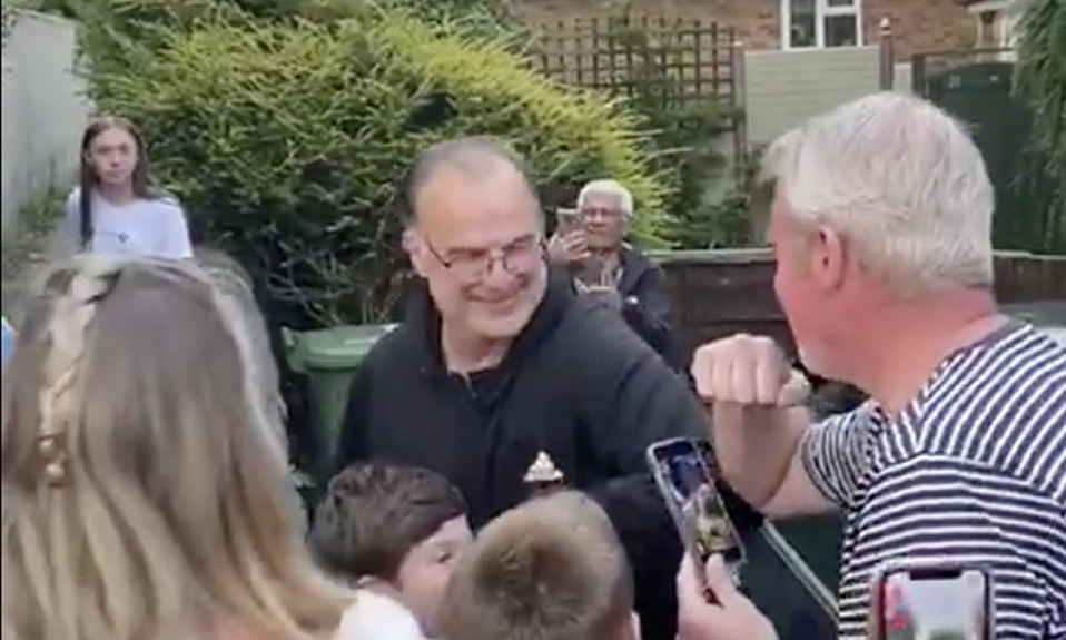 Aficionados de Leeds irrumpen en casa de Marcelo Bielsa para agradecer (FOTO: Captura video Gareth Boyes)