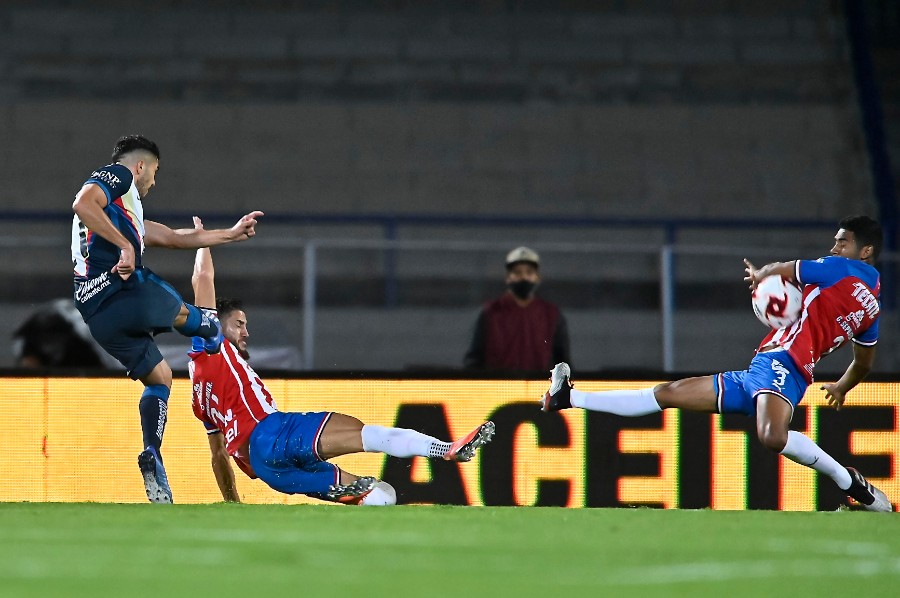 Los americanistas pedían penati por este jugada de Henry Martín. FOTO: Imago7.