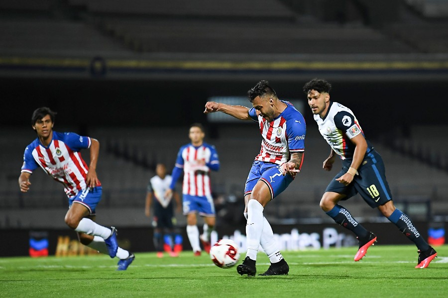 Alexi Vega puso el segundo para Chivas con este zurdazo. FOTO: Imago7.