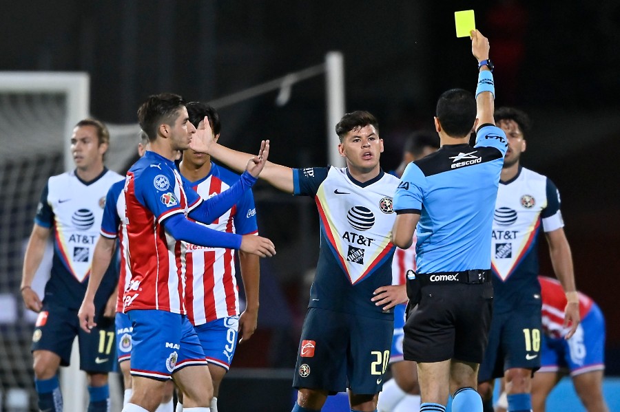 Richard Sánchez vio la amarilla por reclamar al silbante. FOTO: Imago7.
