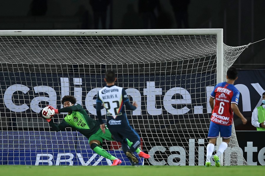 Memo Ochoa evitó un gol más de Rebaño Sagrado. FOTO: Imago7.