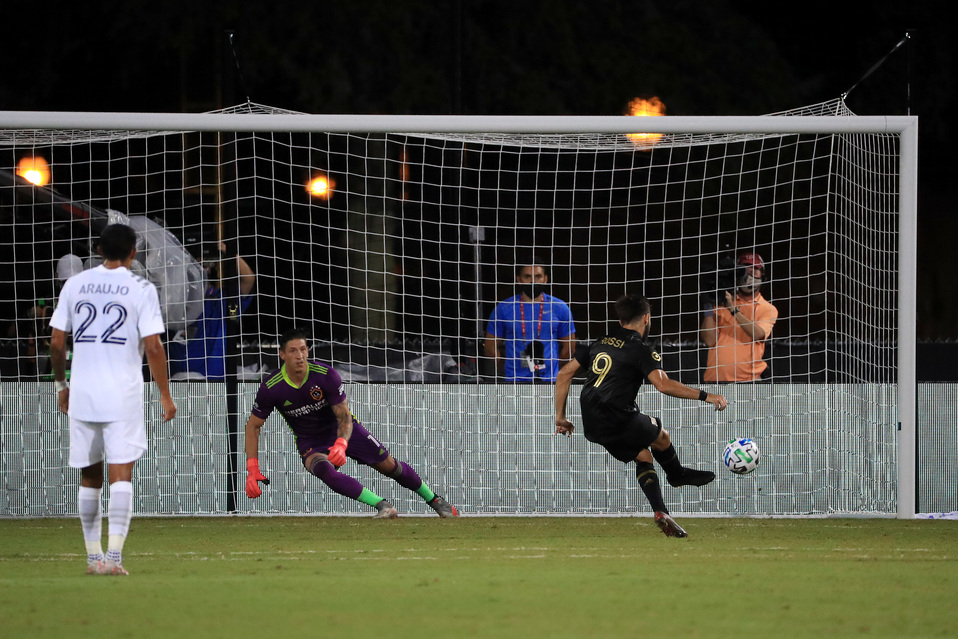 Diego Rossi se destapó con cuatro goles ante LA Galaxy. (Foto: AFP)