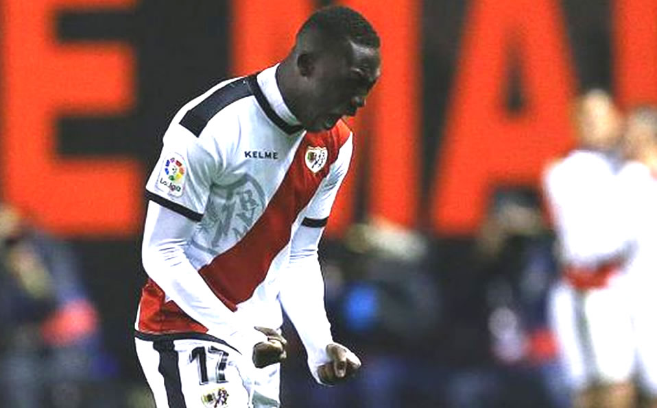 El jugador fue consolado por su equipo. (AFP)