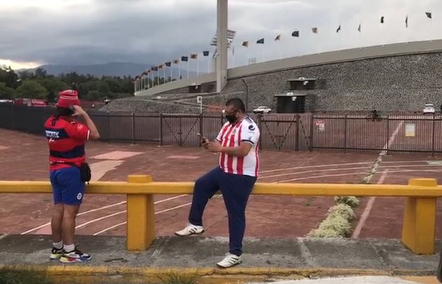 Cruz Azul - Chivas. Afición acude a CU, pese a ser a puerta cerrada