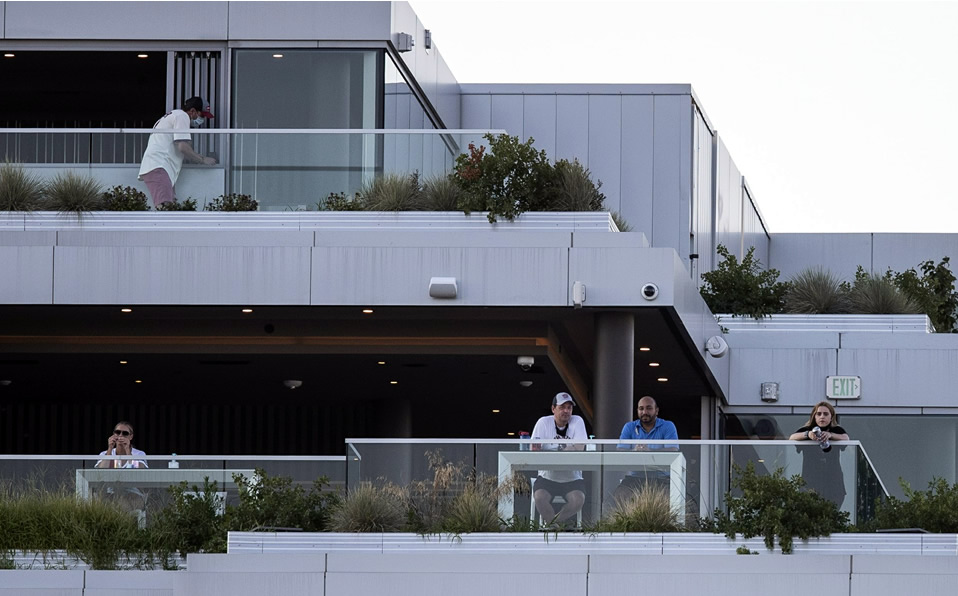 El edificio está atrás del jardín izquierdo. (Foto: AP)
