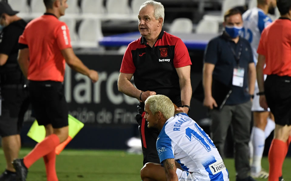 Javier Aguirre levantó uno por uno a todos los jugadores del Leganés tras el descenso. (AFP)