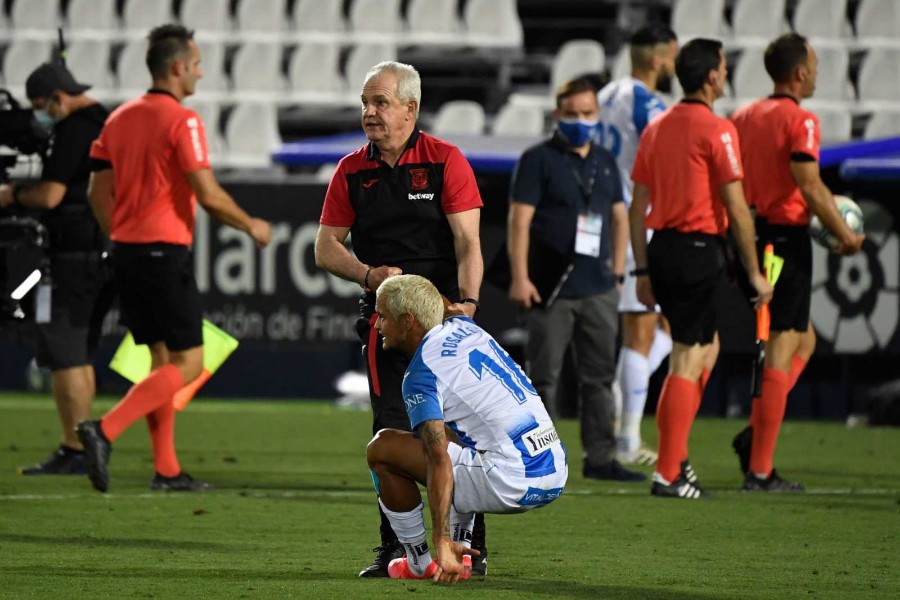 El Vasco Aguirre tuvo que consolar a sus jugadores tras el descenso. FOTO: AFP.
