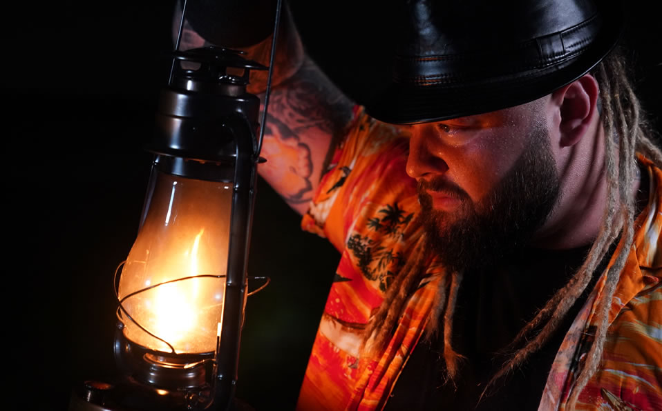 El rival fue Bray Wyatt en su personalidad de The Wyatt Family, conocido como El Devorador de Mundos.